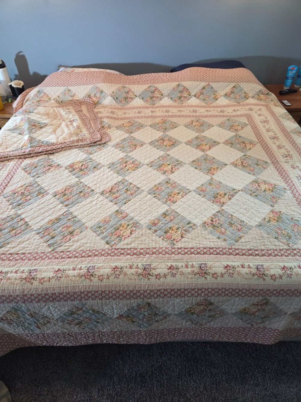 Vintage Cottagecore Floral Queen Quilt Scalloped Edge
